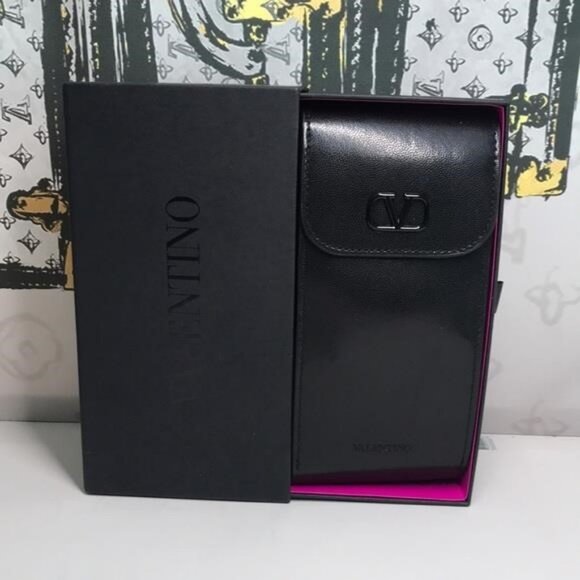 New Authentic Valentino V-Romask Oversized Sunglasses – Light Gold Titanium, Uni - Picture 7 of 12